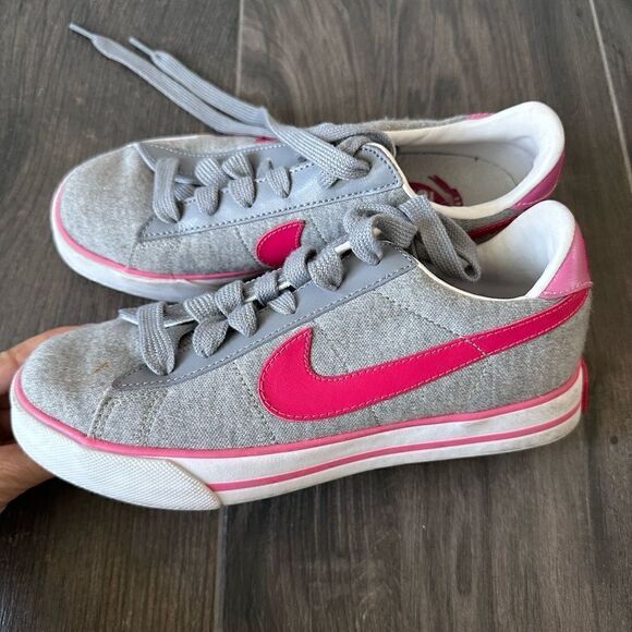 Nike Gray and Pink Sneakers Size 5 Brand New - Picture 3 of 4